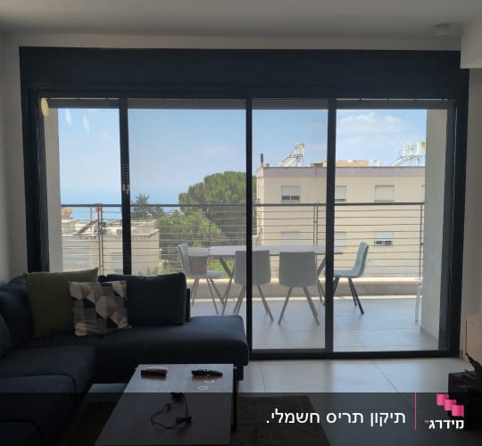 סלון עם חלון גדול ונוף למרפסת